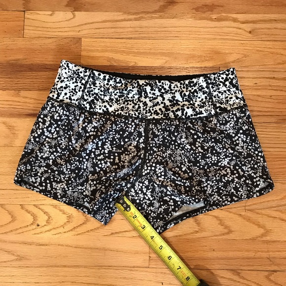 Lululemon Speed Up Short ( Size 4) Color Black/White In excellent condition - Picture 2 of 6